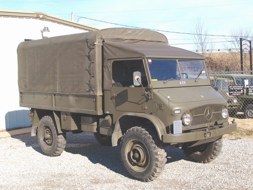 Schweizer Armee Dienst Unimog. Mit Softtop-Verdeck
s ..