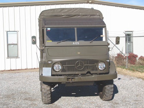 Schweizer Armee Dienst Unimog. Mit Softtop-Verdeck
s ..