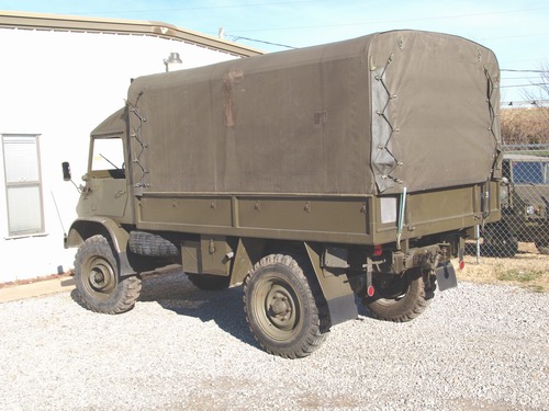 Schweizer Armee Dienst Unimog. Mit Softtop-Verdeck
s ..