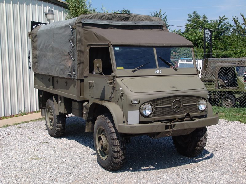 Schweizer Armee Dienst Unimog. Mit Softtop-Verdeck
s ..