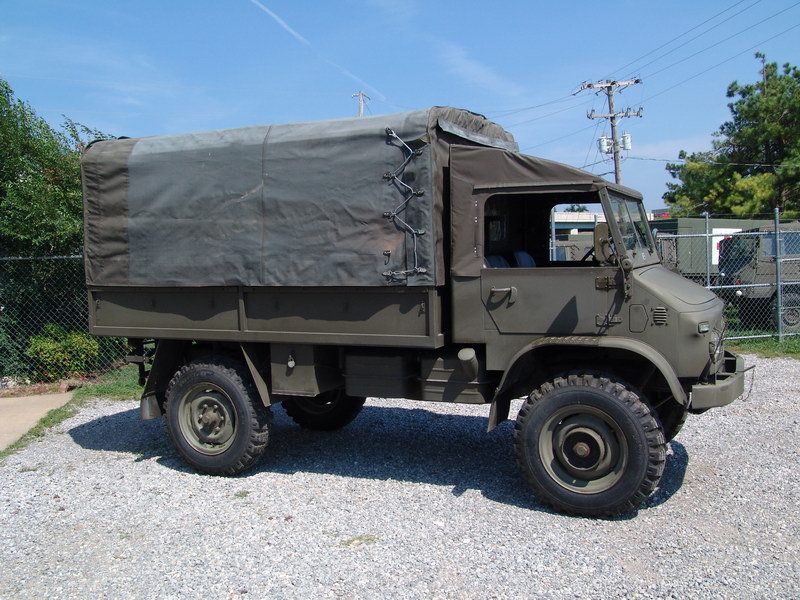 Schweizer Armee Dienst Unimog. Mit Softtop-Verdeck
s ..