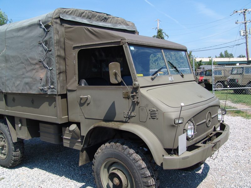 Schweizer Armee Dienst Unimog. Mit Softtop-Verdeck
s ..