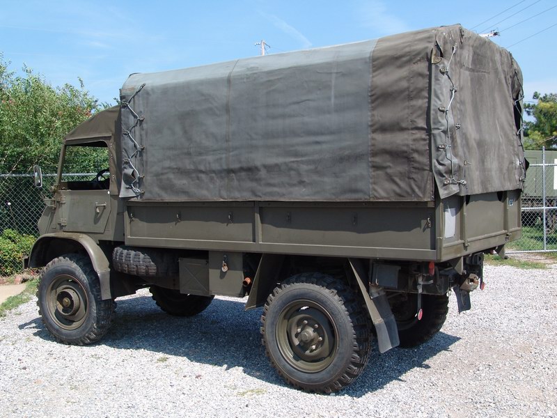 Schweizer Armee Dienst Unimog. Mit Softtop-Verdeck
s ..