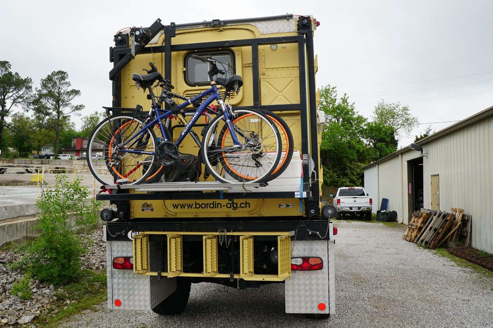 Ehemaliger Truppentransporter der Schweizer Armee zu einem Exp ...