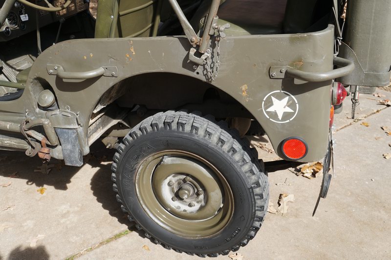 Dies ist ein original Schweizer Armee Willys Jeep.  Gut ...