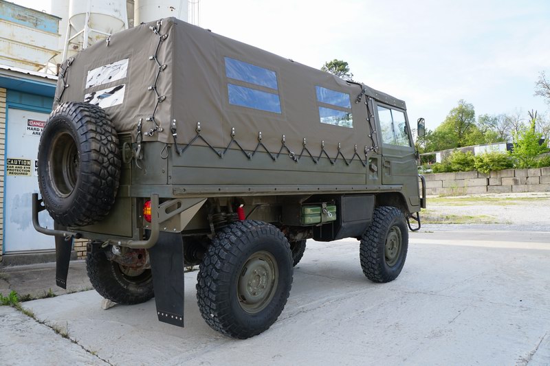 Schweizer Armee Truppentransporter mit 4 hinteren Sitzen. Gut o ...