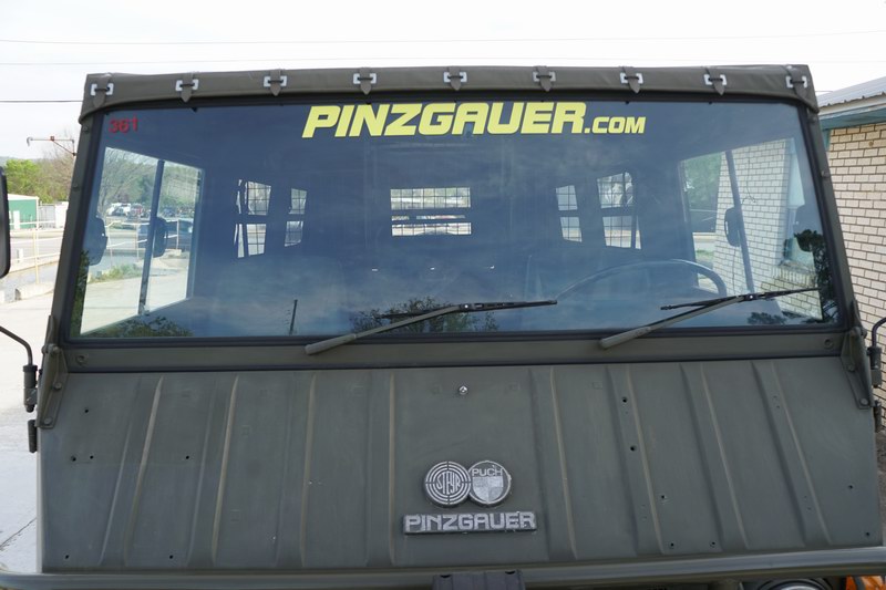 Schweizer Armee Truppentransporter mit 4 hinteren Sitzen. Gut o ...