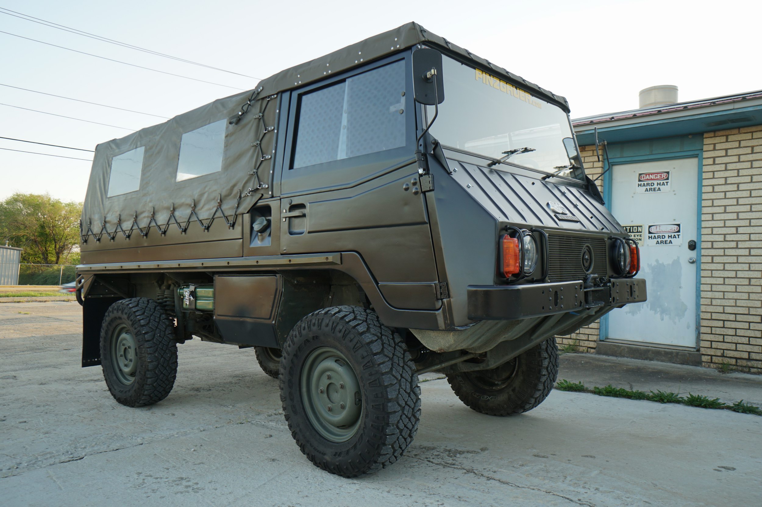 Truppentransporter in Schwarz sehr guter Zustand 
Sauber ..