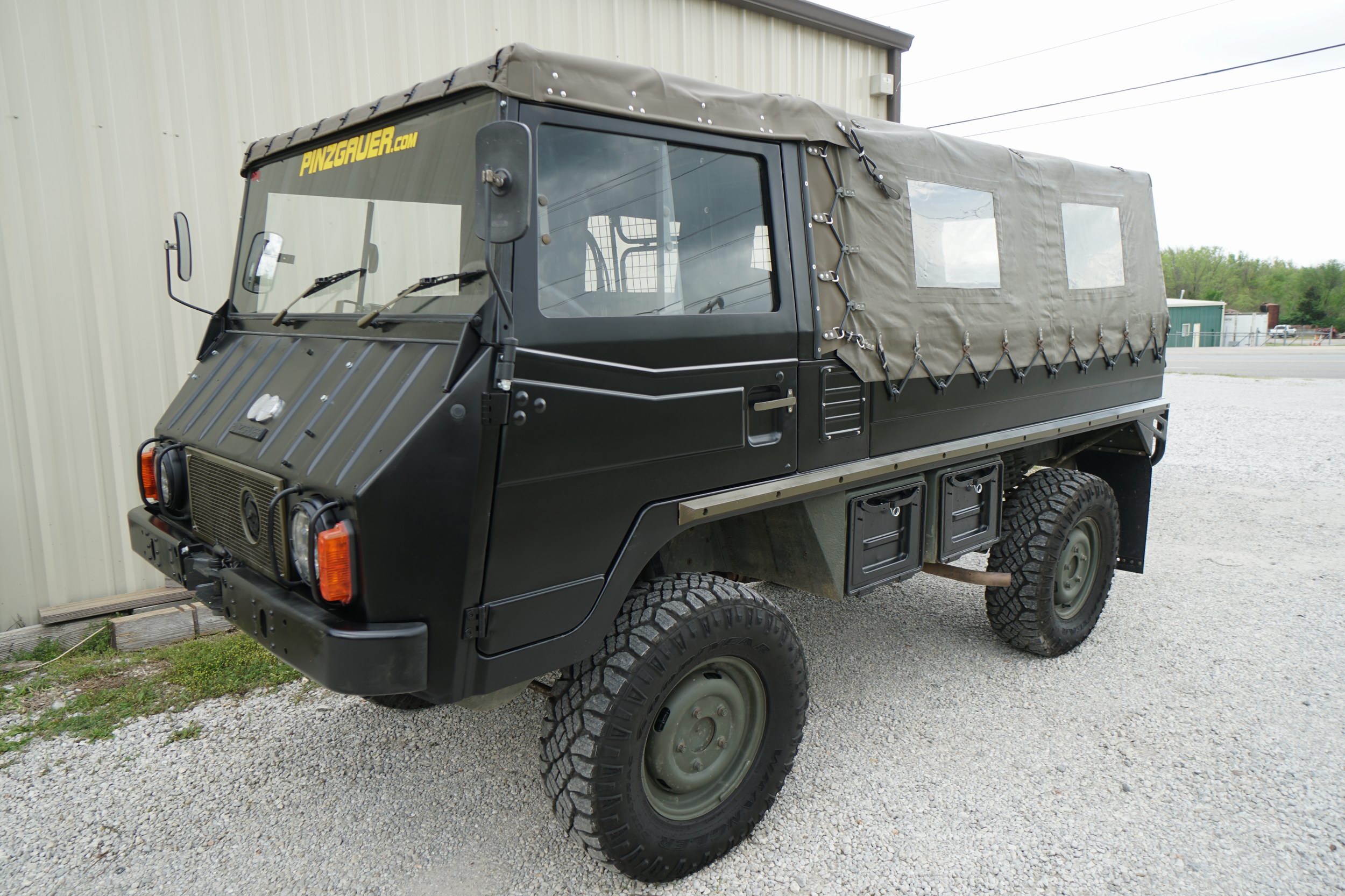 Truppentransporter in Schwarz sehr guter Zustand 
Sauber ..