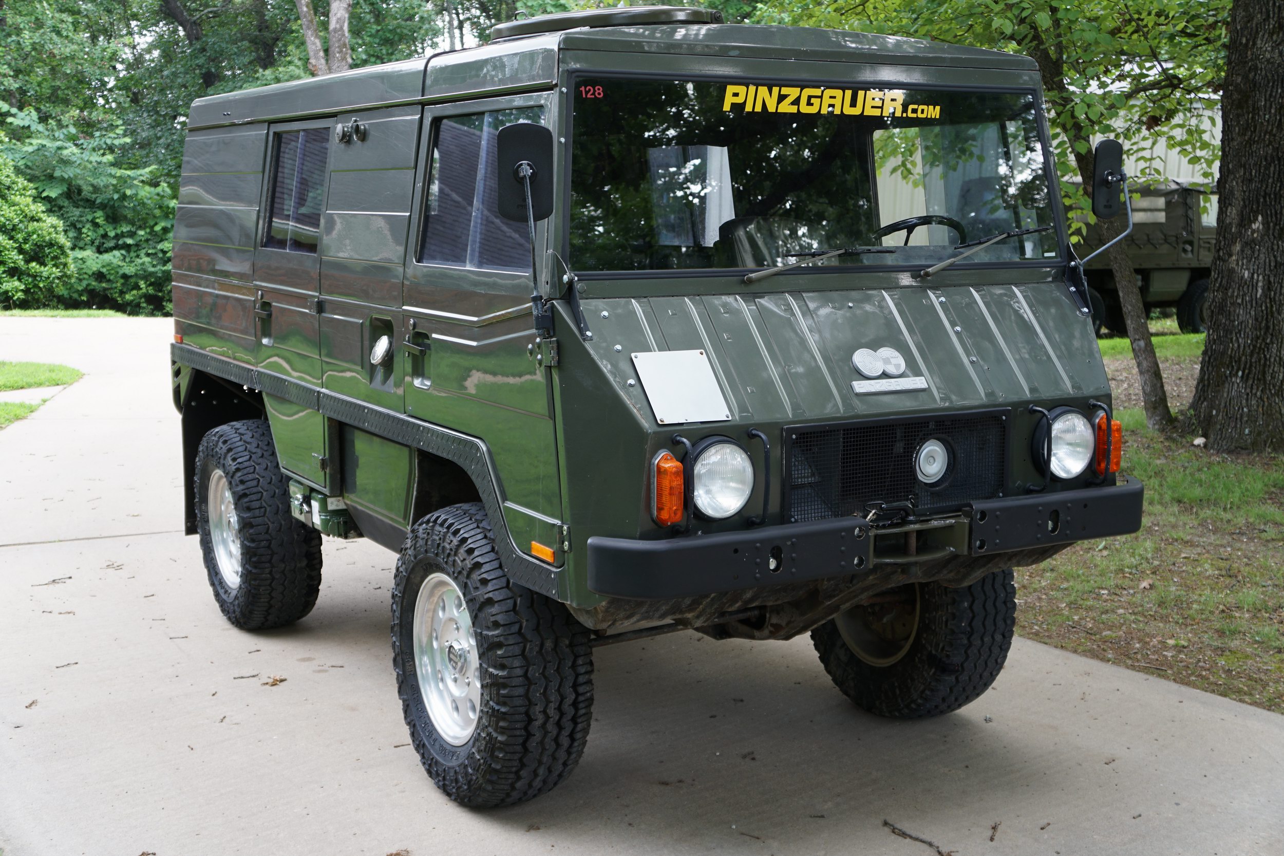 Schweizer Armee Funkwagen Pinzgauer. Wurde modifie ...