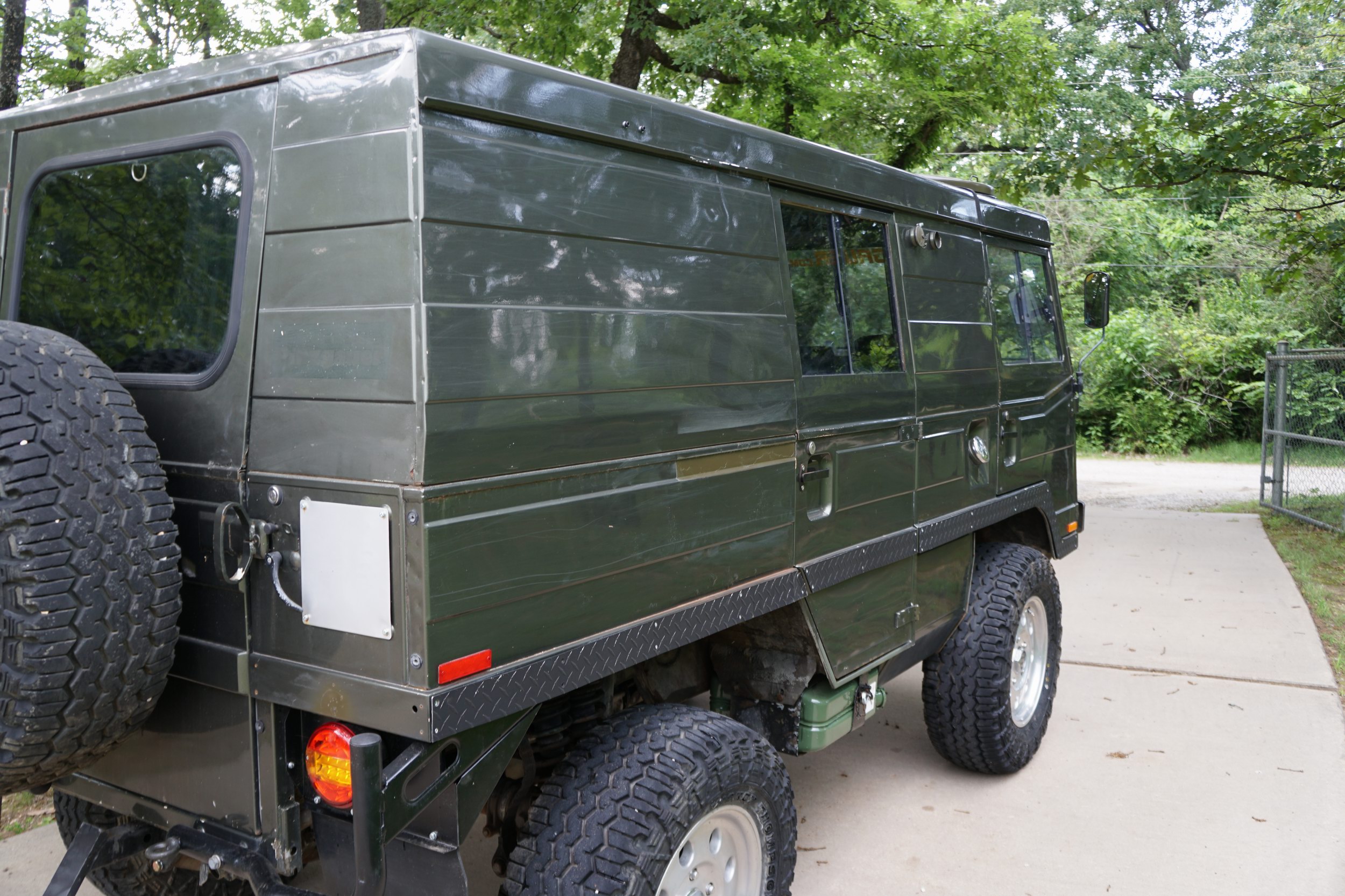 Schweizer Armee Funkwagen Pinzgauer. Wurde modifie ...