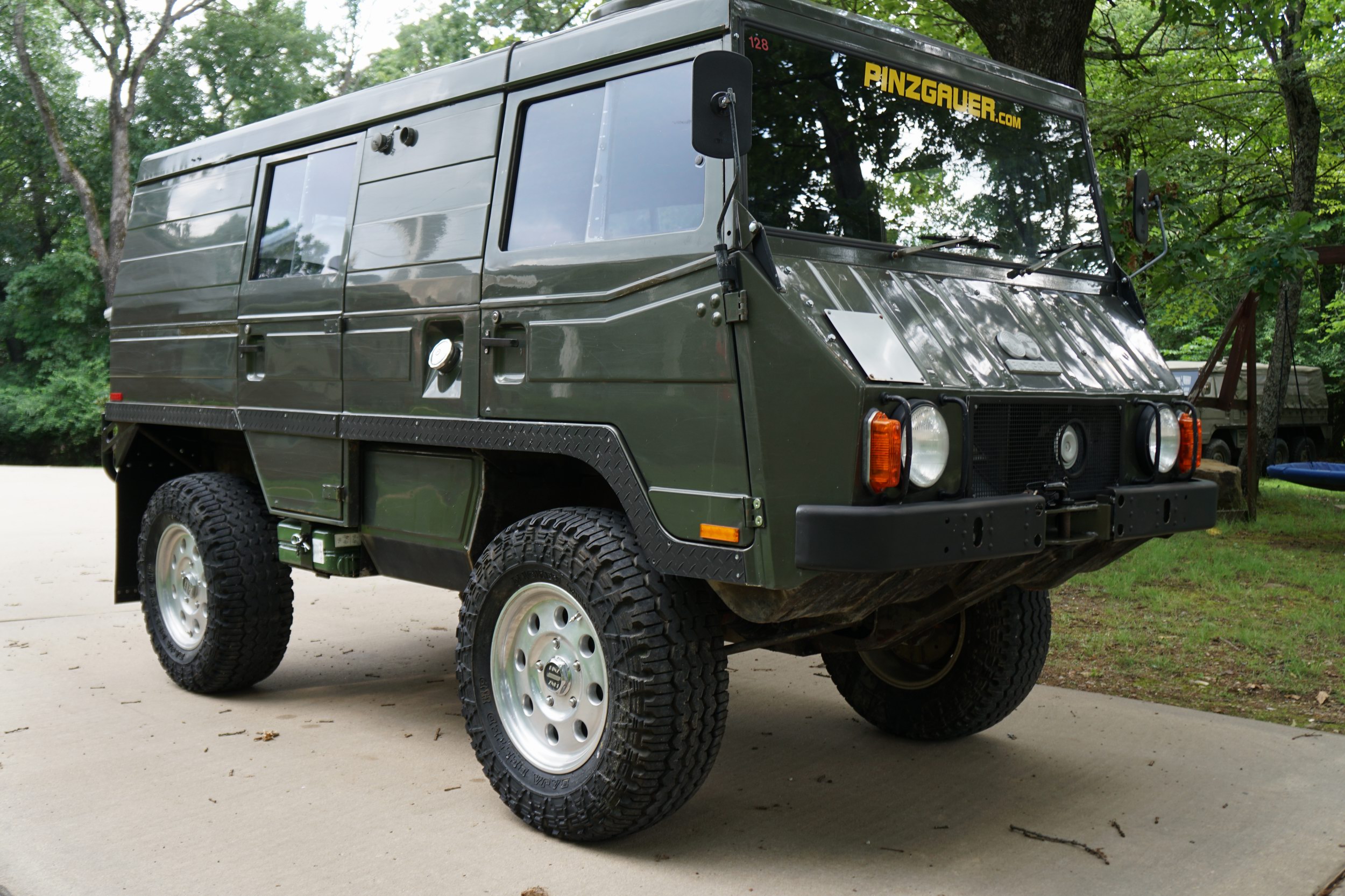 Schweizer Armee Funkwagen Pinzgauer. Wurde modifie ...