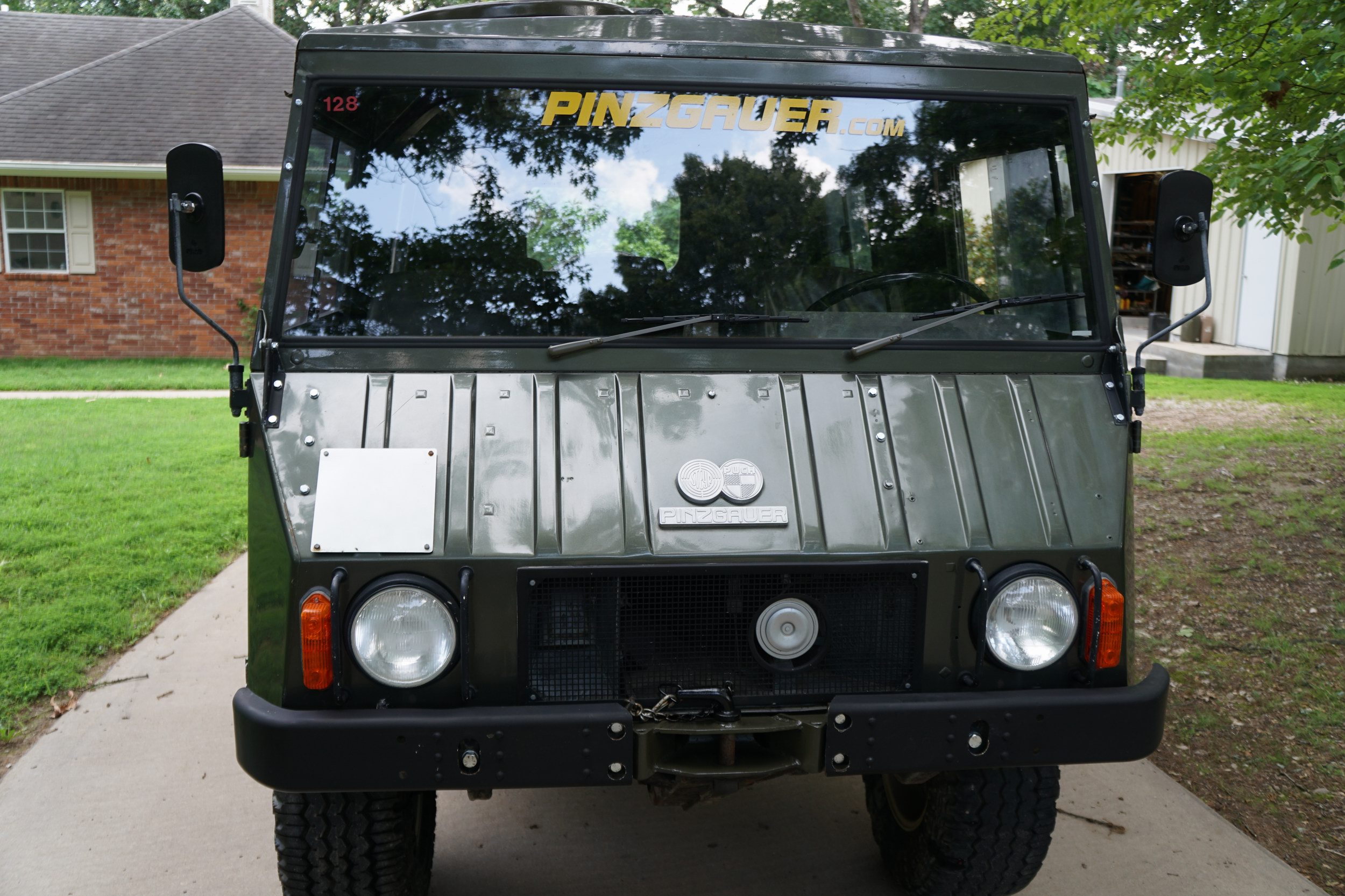 Schweizer Armee Funkwagen Pinzgauer. Wurde modifie ...