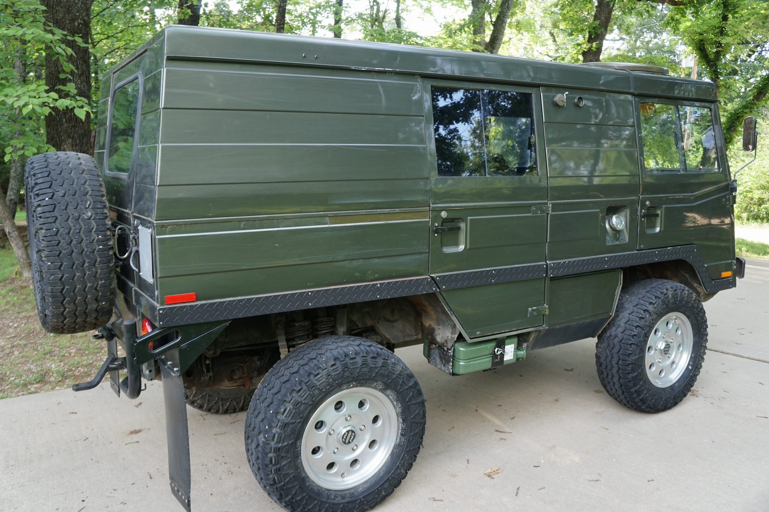 Schweizer Armee Funkwagen Pinzgauer. Wurde modifie ...