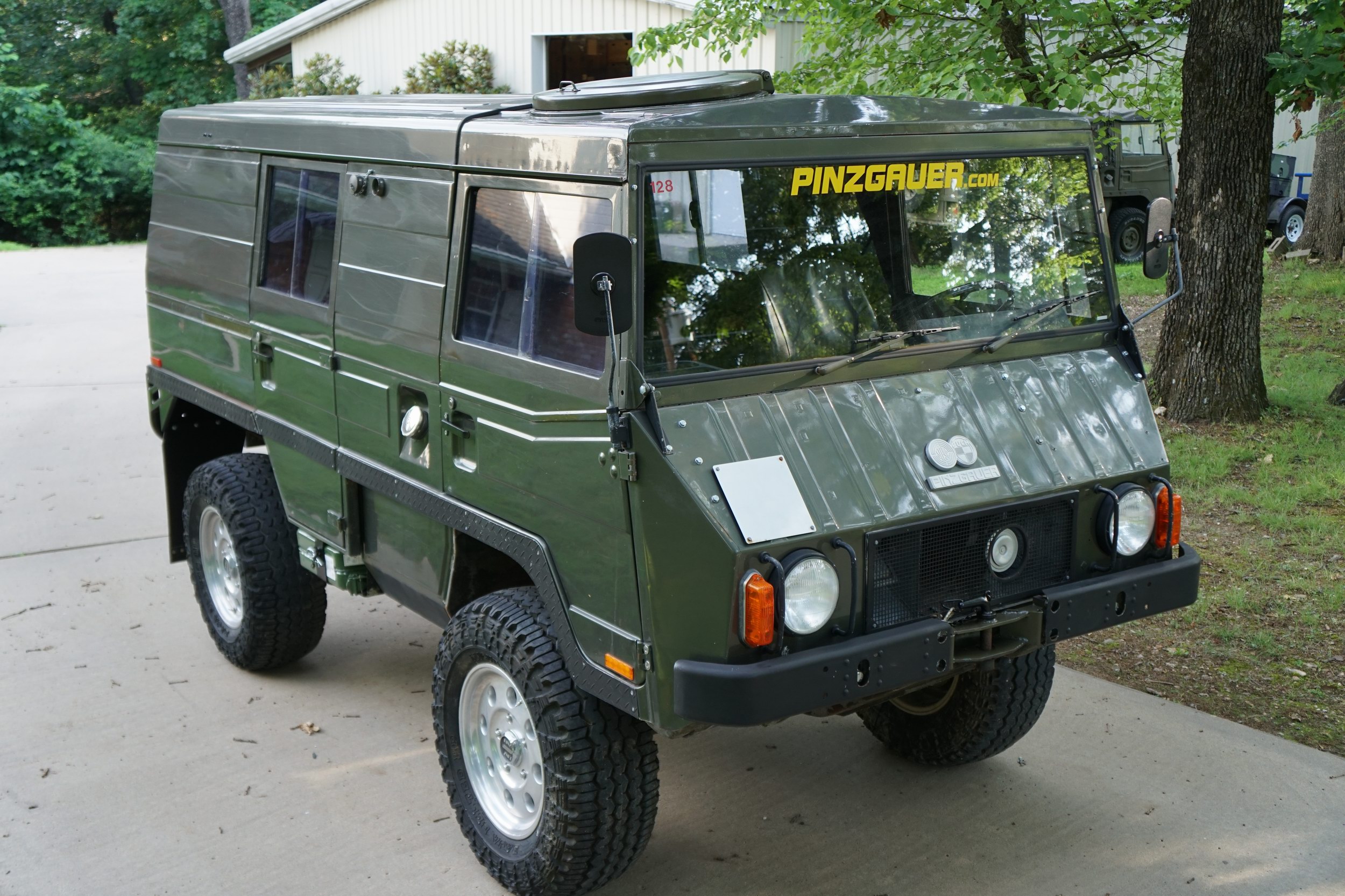 Schweizer Armee Funkwagen Pinzgauer. Wurde modifie ...