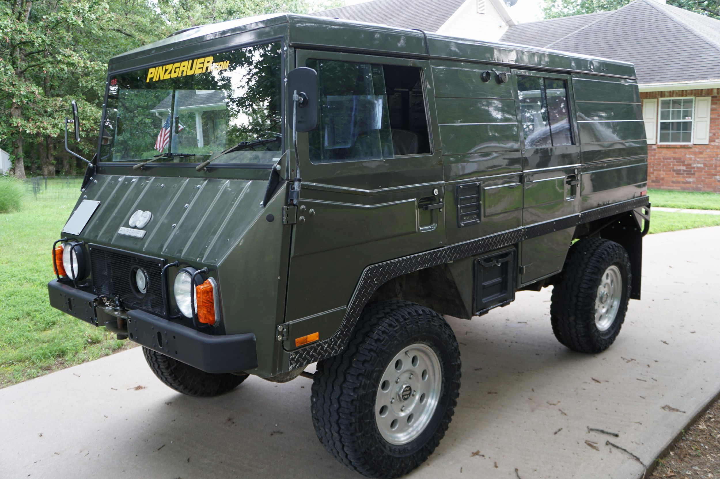 Schweizer Armee Funkwagen Pinzgauer. Wurde modifie ...