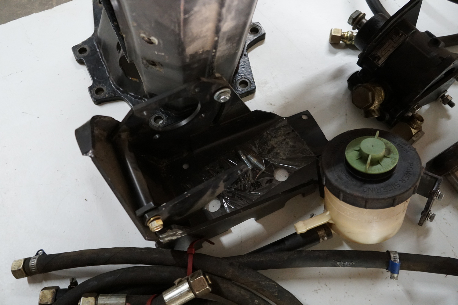 Power Steering Kit to convert any 710 or 712 Pinzg ..