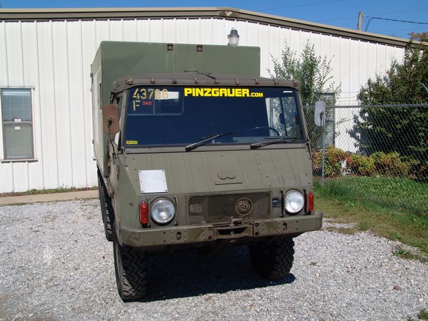 Dies ist eine Schweizer Armee Ambulanz Check Pinzgauer S ...