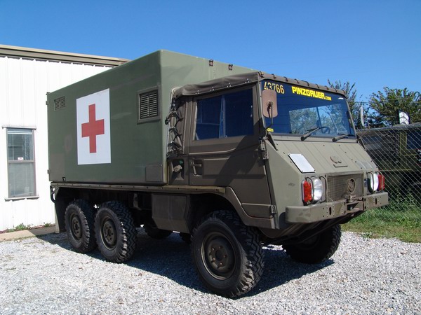 Dies ist eine Schweizer Armee Ambulanz Check Pinzgauer S ...