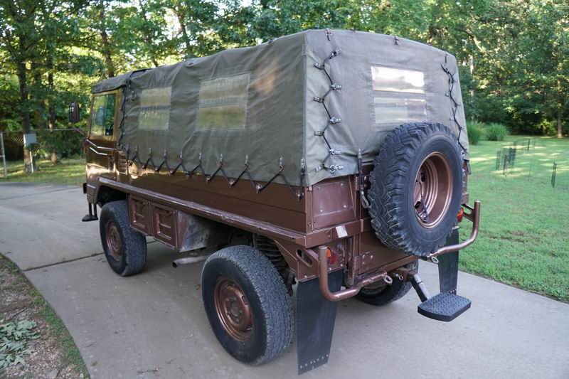 Truppentransporter mit 4 hinteren Sitzen. 
In gutem mechani ...